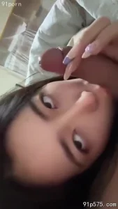 搞怪女吃鸡吧还做鬼脸，射求一嘴精液