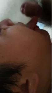 老骚货露脸吃她老公朋友们的鸡巴