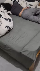 妹妹喝酒回家晚了竟然敢和哥哥顶嘴看哥不好好收拾你