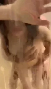 周末南京约的夫妻，老婆边洗澡边被我操