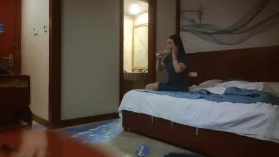 老公出差查岗淡定接起电话“我和姐妹在一起呢”