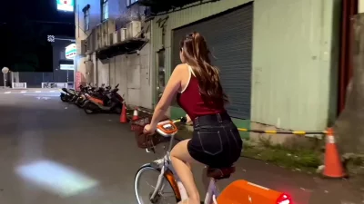 刺激的户外体验没几分钟就被搞射了太刺激受不了控制不住