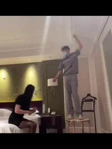 绿帽老公看着单男操黑丝高跟媳妇
