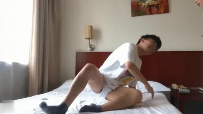 奶子坚挺漂亮的大三美女和男友酒店无套肏逼流出
