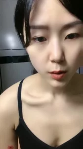 【章哥经典】身材特别好的小姐姐裸聊自慰有水声，对白有趣