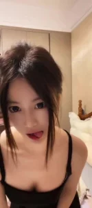 【章哥经典】超高颜值小美女裸聊听指挥用假阳具插的喷水