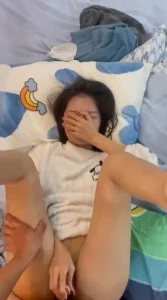 妹子被操的太爽怕太大声自己捂住嘴巴
