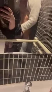 ktv包间厕所里忍不住后入
