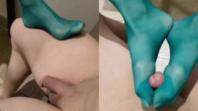 欧巴女王绿色丝袜臭脚狂搓鸡巴