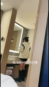 传媒大学生背着男友出轨 刚脱衣服男友突然打来电话查岗