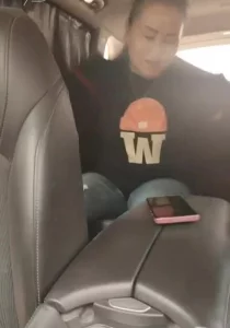 记录生活，车震自拍日社区维族熟女，表情真实。