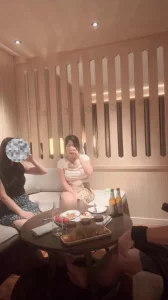 老婆和情人一起一男两逼共舔一鸡无套后入  乳交内射