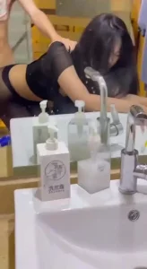 镜子面前的反差女