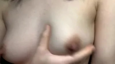 女大趁室友不在捏一捏奶子