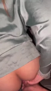把母狗带到天台，疯狂后入，操的母狗直流水！！！