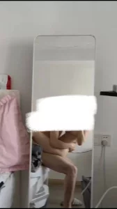 夫妻在家自拍，第一次对镜子做，老婆好身材一览无余
