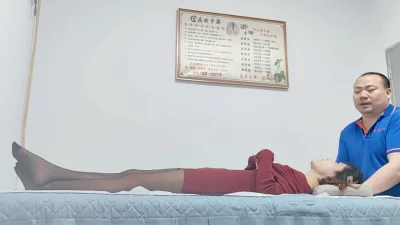 看少妇拿捏按摩师傅！“你这就硬啦”跟我在一起好不好我啥都答应你