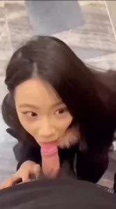 调教眼神妩媚的高颜值尤物小母狗，遛狗，踩头，嘴叼臭鞋