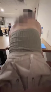 在餐厅里偷偷的做爱，不敢出声