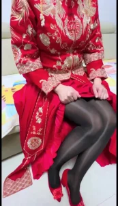 新婚出轨少妇，穿上结婚中式裙褂和我最爱的黑丝让我当一回新郎