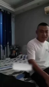 【自拍】和同学轮操离异少妇