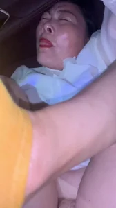 车里搞45岁熟女阿姨，全是白浆