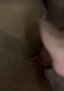 继续用手扣喷小女友