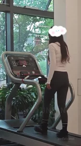 健身房瑜伽裤里包裹的是蜜桃臀，长腿女后入啪啪，大屁股就要往死干